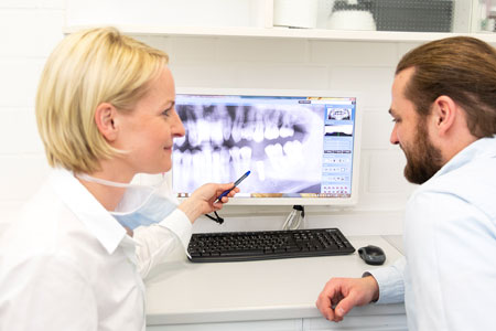 Besprechung Implantologie - Dr. Stanke & Kollegen - Ihre Zahnarztpraxis mit eigenem Dentallabor in Hamm.
